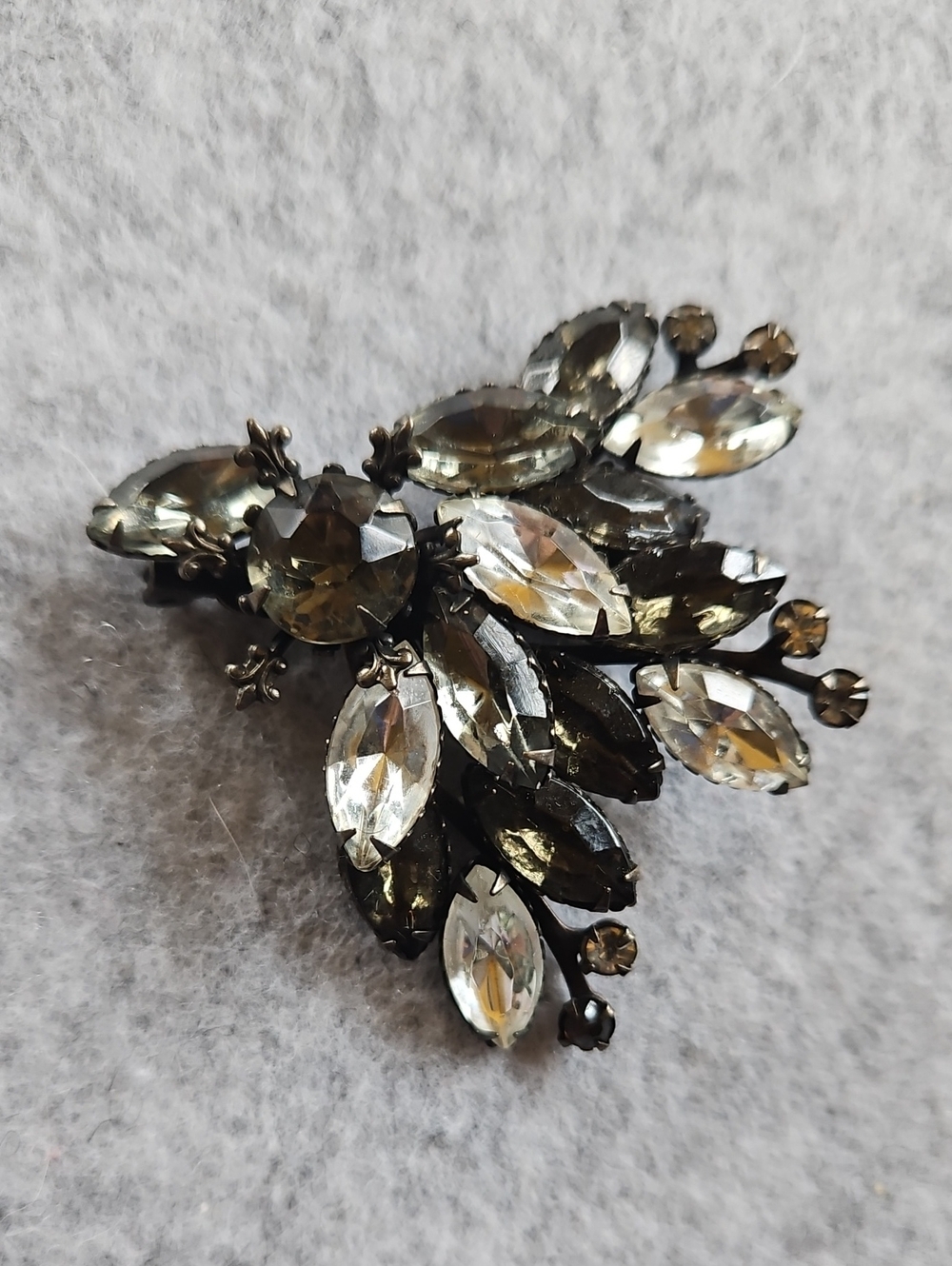 Vintage smoky purple and clear rhinestones japanned floral spray brooch WOW! - Picture 4 of 6